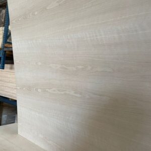 Eiken fineer triplex a/rood dosse gefineerd